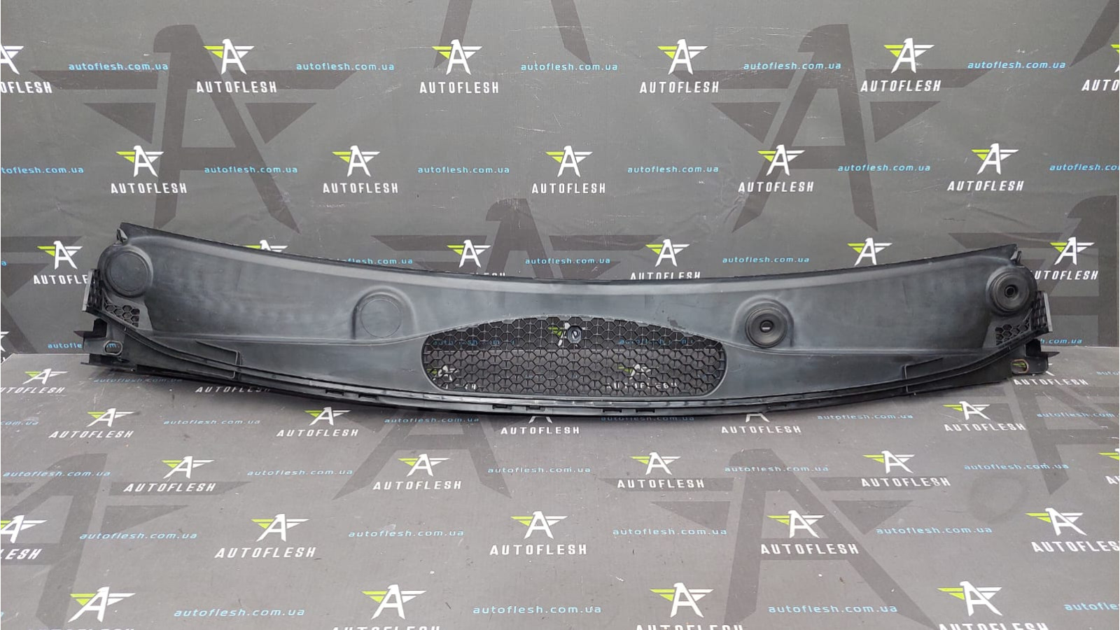 Пластик под лобовое стекло 9680568877, 9680962577 Citroen Berlingo Peugeot Partner бу